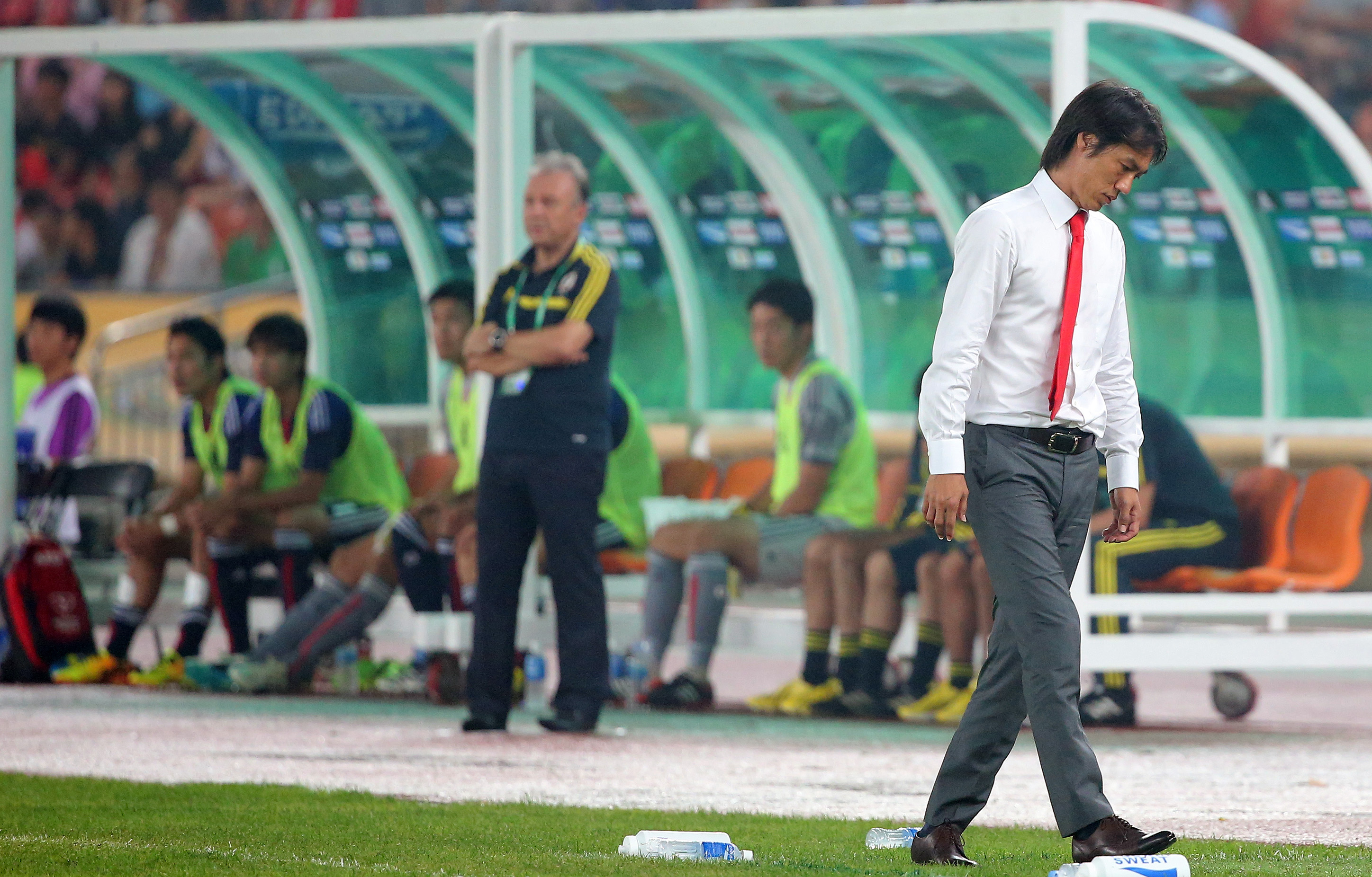 Korean national team's manager Hong Myung-Bo, who doesn't have whole lot to smile about these days, left to England on Friday to check up on Park Chu-Young and Ki Sung-yueung.