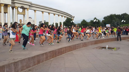 Some 1,000 K-pop fans hold a flash mob performance, promoting the “K-pop Festival in Gangwon 2013,” at Almaty Park in Kazakhstan, on Aug. 19. / Courtesy of Visit Korea Committee