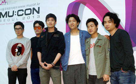 K-rock band Jang Ki-ha and the Faces pose at a press meeting held to promote “MU:CON Seoul 2013” at the Broadcast Center in Mok-dong, Seoul, Tuesday. International music moguls will gather at the 2nd international music market, to be held from Oct. 10 to Oct. 11. The Korea Creative Content Agency (KOCCA), the organizer of the event, will select promising Korean artists and promote them for overseas exposure. / Courtesy of KOCCA