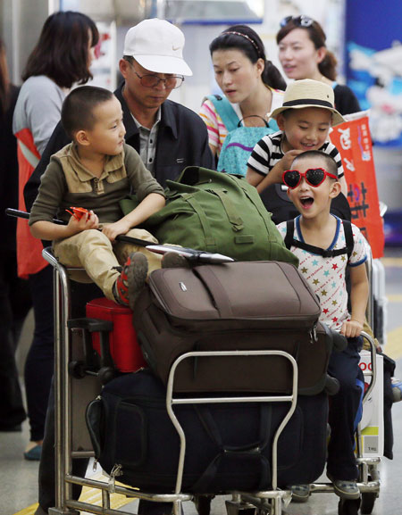 Chinese tourists arrive at Incheon Airport on Oct. 1. Some 150,000 Chinese
are expected to come during Golden Week holiday. / Yonhap