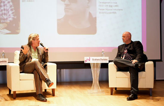 Steve Lillywhite, left, music producer, talks with Graham Perkin, director for market development Asia at Fender Musical Instruments in a session on the first of the two-day long Seoul MU:CON 2013 that opened Thursday in Hongdae and Gangnam in Seoul. / Courtesy of KOCCA