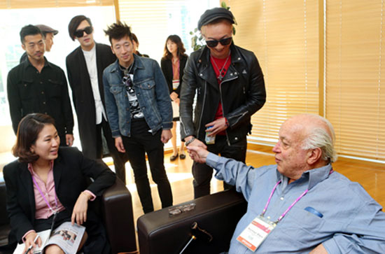 Seymour Stein, right, vice-president of Warner Bros and Sire Records president, shakes hands with the leader of Korean rock band No Brain, after announcing his company will sign the band, at a press meeting held in GS XI-Gallery, near Hongik University in Seoul, Friday. / Yonhap