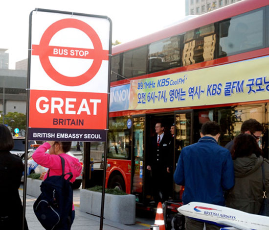 British Airways staff stands on the steps of a double-decker “routemaster” at Gwanghwamun Square, Seoul, Friday.  
/ Korea Times photo by John Redmond