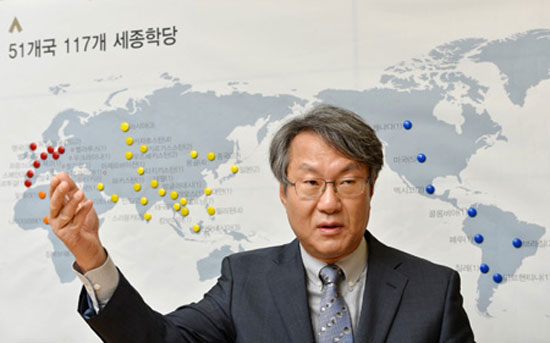 Song Hyang-keun, president of the King Sejong Institute Foundation (KSIF), gestures as he speaks on the foundation’s aims and goals at a recent interview with The Korea Times held at the foundation’s office in Seoul. Behind him are the colored markers that show the 117 King Sejong Institutes located over 51 countries. / Korea Times photo by Shim Hyun-chul
