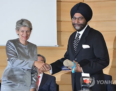 Director-General of UNESCO Irina Bokova, left, gives the UNESCO King Sejong Literacy Prize to an Indian representative from Saakshar Bharat (Literate India) Mission under the National Literacy Mission Authority (NLMA) at UNESCO headquarters in Paris, France, on Sept. 9. / Courtesy of Korean National Commission for UNESCO