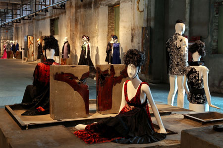 Iconic fashion designer Lie Sang-bong’s attire inspired by the hangeul characters is on display at Cheongju International Craft Biennale through Oct. 20 in Cheongju, North Chungcheong Province. / Yonhap