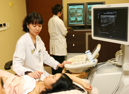 A woman gets breast ultrasound. Along with regular checkup, doctors stress healthy lifestyle for prevention of breast cancer.
/ Courtesy of Ewha Womans University Cancer Center for Women