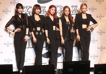 Nicole, second from left, of Kara, has said that she will not renew her contract that expires in January with the group’s agency DSP Media, suggesting changes for the popular K-pop girl group. The agency said Kara will continue even with the exit of one member. The group is currently touring Japan. / Yonhap