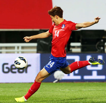Korea's Son Heung-min, above, scores the team's second goal in a friendly against Mali in Cheonan, South Chungcheong Province, Tuesday, before celebrating with teammate Lee Chung-yong (7), Korea won the match 3-1. / Yonhap