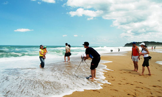 People enjoy themselves at a beach in Sokcho, Gangwon Province. / Korea Times file