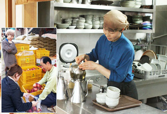 Shin Yun-nam, owner and chef of “Andong Hwaryeon,” serves lotus tea, at her restaurant in Andong, North Gyeongsang Province. Inset photo shows her husband Kang Wha-soo selling apples to neighbors that the couple grew. / Korea Times photos by Park Jin-hai