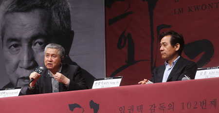 Director Im Kwon-taek, left, speaks to journalists about his upcoming film, “Hwajang,” which will star actor Ahn Sung-ki, right, in a news conference at the Busan International Film Festival, Friday. / Yonhap