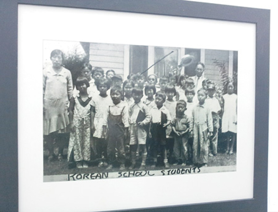 Korean children pose at Korean language school based in Los Angeles in this photo taken in 1930. Ahn Hyung-joo, a Korean emigrant, donated this picture for a photo exhibition at the Kim Dae-jung Convention Center in the southwestern city of Gwangju. / Courtesy of Ahn Hyung-jo