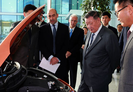Hyundai Motor Group Chairman Chung Mong-koo holds a meeting with executives during a visit to the group’s European marketing and sales center in Offenbach, Germany, Thursday. / Courtesy of Hyundai Motor