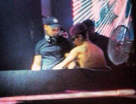 Justin Bieber is tussling with British DJ Michael Woods over choice of music at a night club in Gangnam, Seoul.