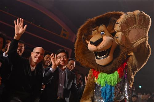 Jeffrey Katzenberg visited Everland, a major amusement park in Korea run by Samsung, on Saturday to watch “Madagascar Live!” DreamWorks and Everland have co-produced. (Yonhap)