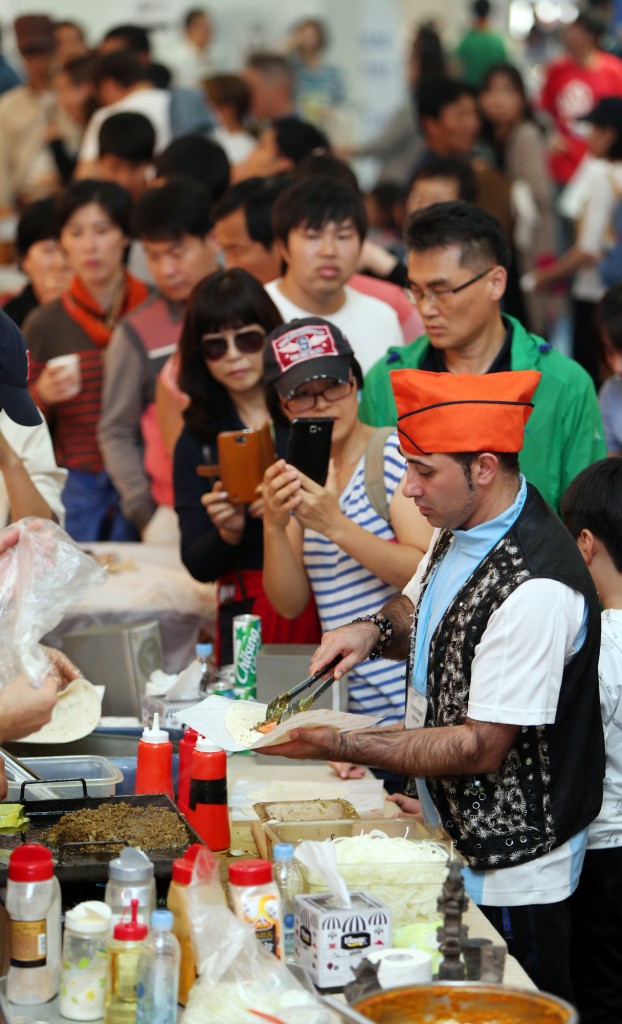People lined up to try food from Iran. (Yonhap)