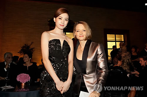 Han Hyo Joo posed for camera with an Academy award winning Hollywood actress Jodie Foster, 50. (BH Entertainment photo/Yonhap)