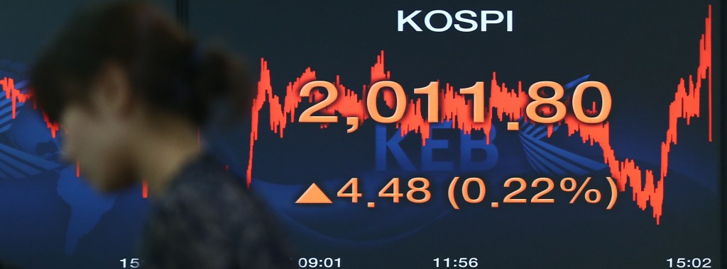 Overseas investors snapped up a net 8.3 trillion won (US$7.74 billion) worth of local equities last month, (Yonhap)