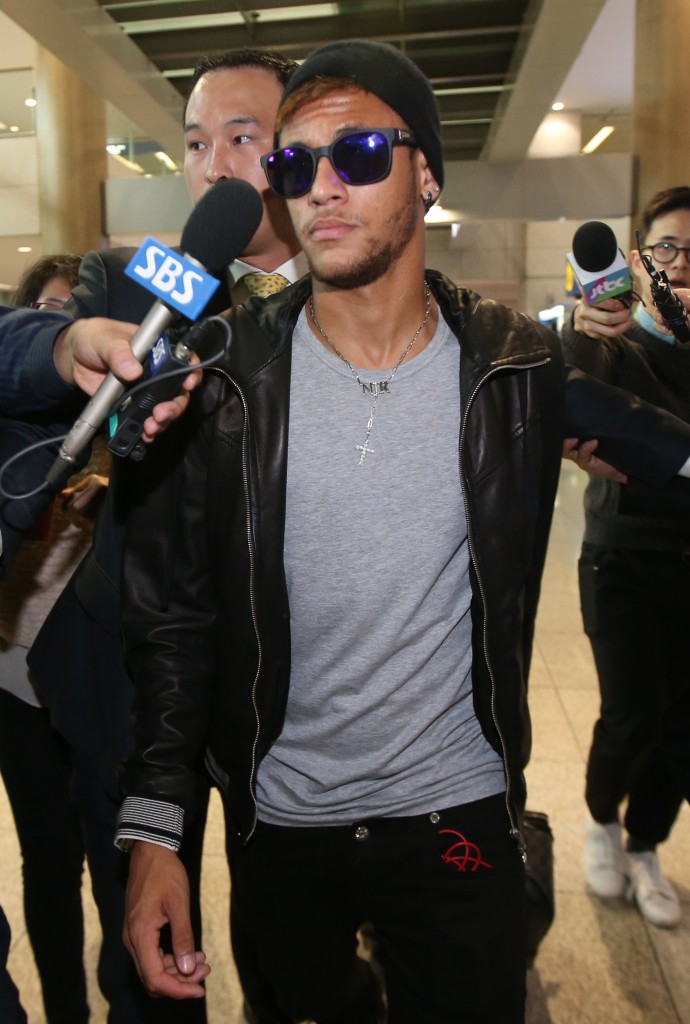 Neymar, certainly entered Korea like a rock star. (Yonhap)