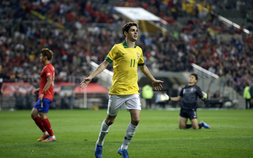 Brazil's Oscar celebrates his goal as South Korea's goalkeeper Jung Sung-ryong, right, reacts during their friendly soccer match at Seoul World Cup Stadium in Seoul, South Korea, Saturday, Oct.12, 2013. Brazil won 2-0. (AP Photo/Lee Jin-man) 