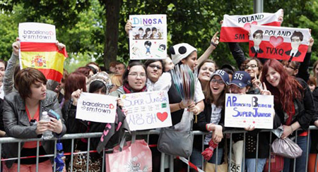 K-pop fans from Spain and Poland / Korea Times file