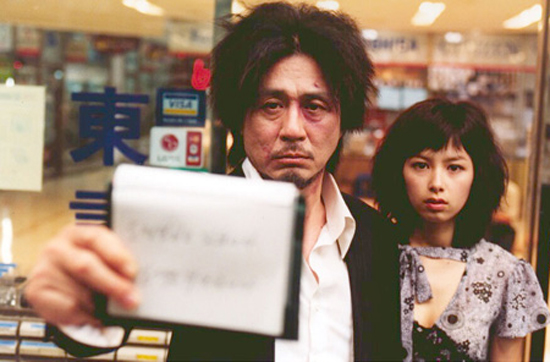 Choi Min-sik,left, and Kang Hye-jung star in the movie “Old Boy” by director Park Chan-wook. The film won the Grand Prix Prize in 2004 at the Cannes Film Festival. / Korea Times file