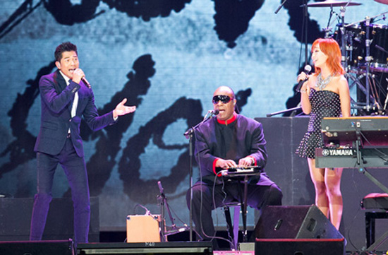 Stevie Wonder, center, sings with Korean singer Hyolyn, right, and Hong Kong’s Cantopop star Aaron Kwok on “I Just Called to Say I Love You” at MAMA in Hong Kong on Friday. / Korea Times