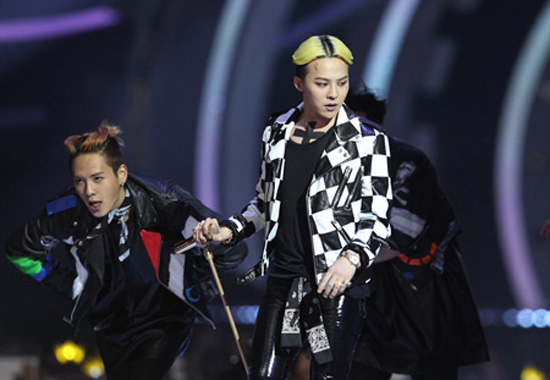 G-Dragon from boy band Big Bang performs at MAMA in Hong Kong, Friday. He won four awards — Nissan Juke Best Music Video, Best Dance Performance (Male Solo), Best Male Artist and BC UnionPay Artist of the Year. / Korea Times