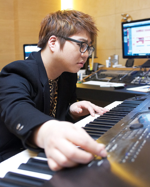 Lee Ho-yang plays a keyboard in this photo provided by him. Having made his debut in 2005, the 31-year-old earned massive fame with a string of hit
songs, including T-ara’s “Roly-Poly,” “Bo Peep Bo Peep” and Jewelry’s “One More Time” among many others.