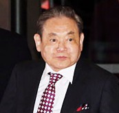 Samsung Electronics Chairman Lee Kun-hee, center, and his wife Hong Ra-hee enter the Shilla Hotel to attend a dinner marking the 20th anniversary of the announcement of “New Management” in Frankfurt in 1993, Monday.
/ Yonhap