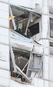 Workers engage in repair work Monday at a 38-story I’Part apartment in Samseong-dong, southern Seoul, into which a Sikorsky helicopter owned by LG Electronics crashed on Saturday, killing the two pilots onboard. Concerns over safety in high-rise apartments in the capital are rising after the accident. / Yonhap