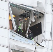 Workers engage in repair work Monday at a 38-story I’Part apartment in Samseong-dong, southern Seoul, into which a Sikorsky helicopter owned by LG Electronics crashed on Saturday, killing the two pilots onboard. Concerns over safety in high-rise apartments in the capital are rising after the accident.
/ Yonhap