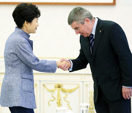 International Olympic Committee President Thomas Bach bows to President Park Geun-hye during his visit to Cheong Wa Dae in Seoul, Thursday. Bach is on the last leg of a trip to cities in Asia. / Yonhap