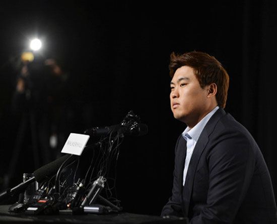 Los Angeles Dodgers pitches Ryu Hyun-jin listens to a question at a news conference at the Sheraton Walkerhill Hotel in Seoul, Thursday, following a successful rookie season highlighted by 13 wins. / Korea Times photo by Shim Hyun-chul