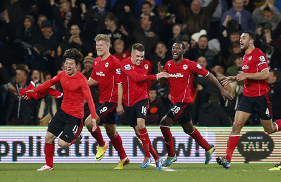 (AP-Yonhap) Cardiff City midfielder Kim Bo-Kyung, left, leads his teammates in celebration after scoring the equalizer against Manchester United during their match at Cardiff City Stadium in Cardiff, Wales, Sunday. (AP)