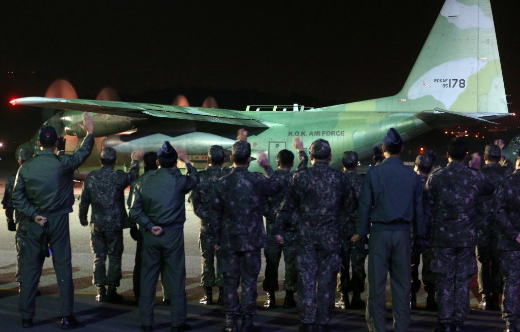 South Korean Air Force officials send off two C-130 military cargo aircraft at Seoul Air Base on Nov. 14, 2013, which will carry relief aid to the Philippines. (Yonhap) 