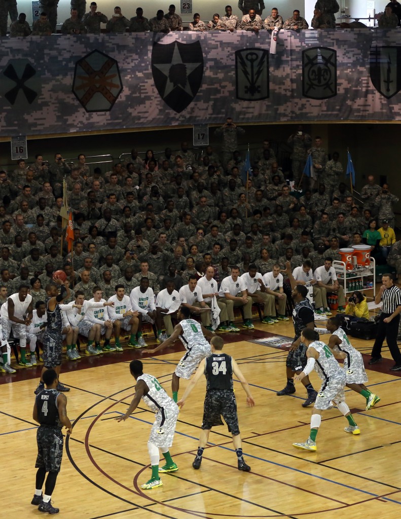 To honor the men and women of the U.S. military, Oregon and Georgetown opened their college basketball season in a U.S. army base in Korea. (Yonhap) 