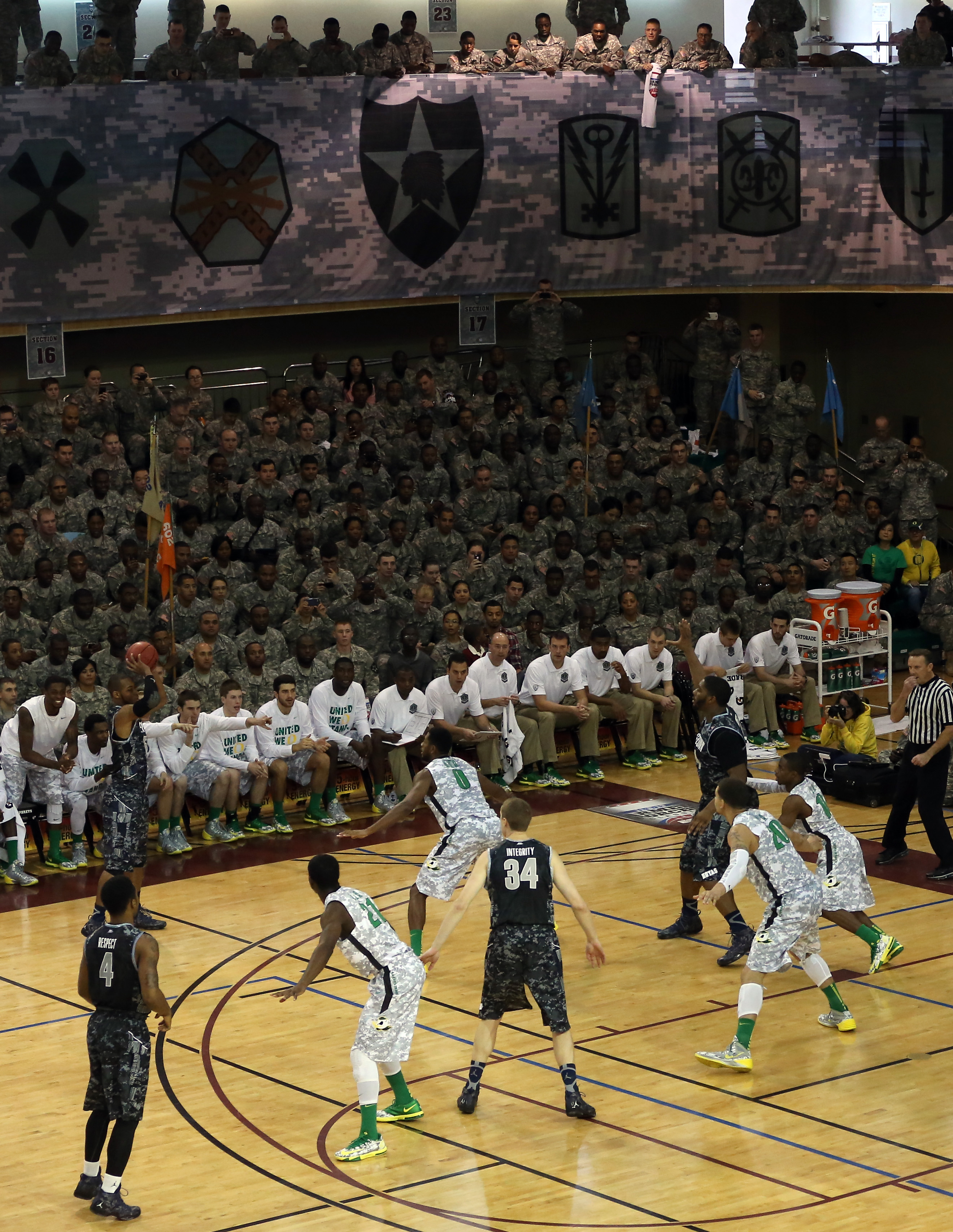 To honor the men and women of the U.S. military, Oregon and Georgetown opened their college basketball season in a U.S. army base in Korea. (Yonhap)