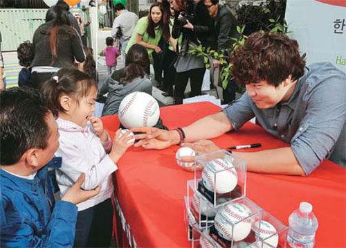 Choo Shin Soo gave away signed baseball to children in Koreatown on Friday. (Park Sang Hyuk)