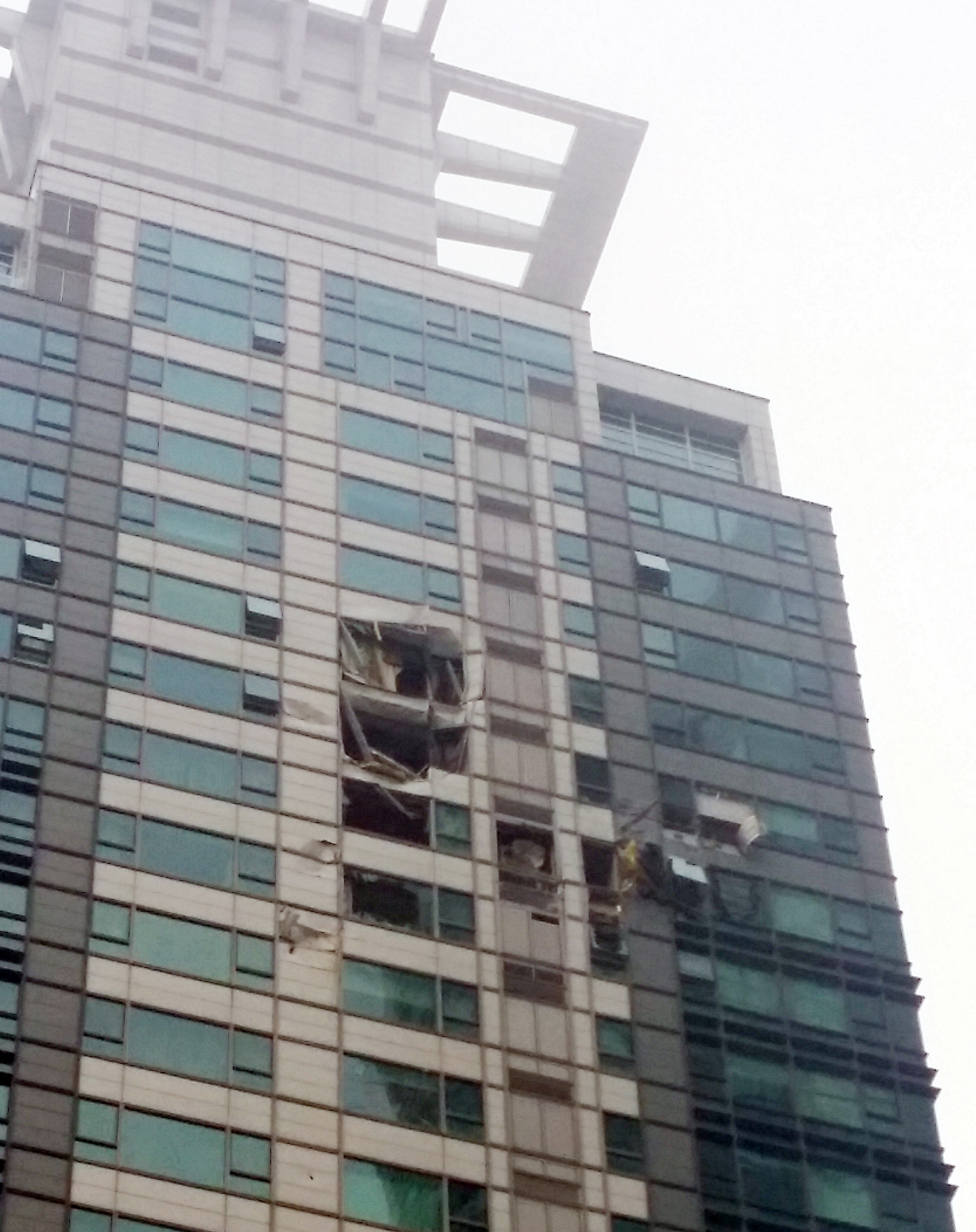 A helicopter on Saturday crashed into an apartment building in Seoul, presumably killing two on board. The aftermath of the crash is shown in this photo. (Yonhap News)