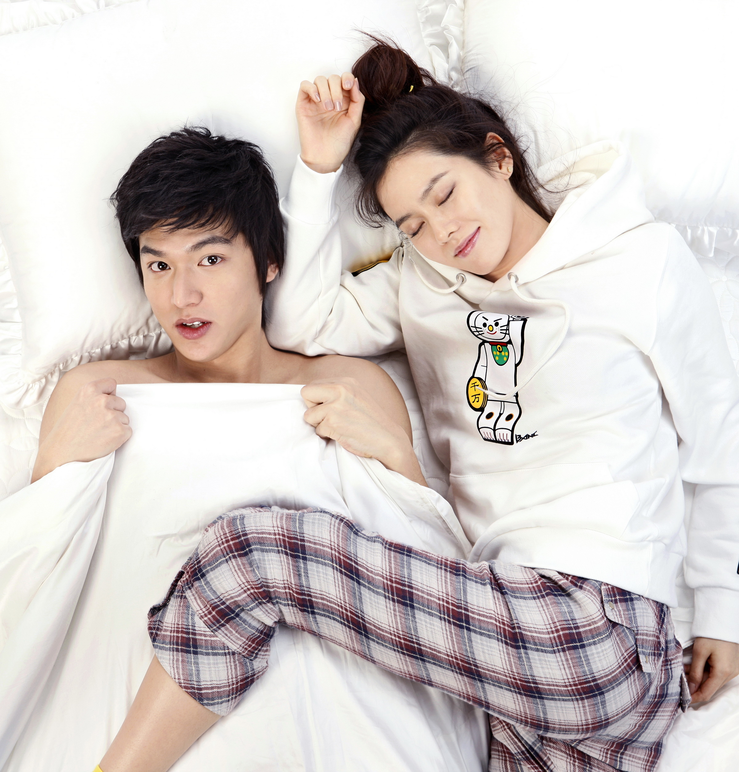 Scene from 2010 MBC-TV sitcom “Personal Taste”, starring Son Ye-jin, right, and Lee Min-ho. (Newsis)