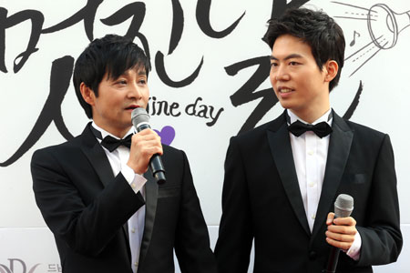 Movie director and producer Kim-Jho Gwang-soo, left, speaks before his wedding ceremony with his partner Kim Seung-hwan at Cheonggye Stream in downtown Seoul, Saturday, the first public wedding ceremony for a same-sex couple in a country that does not recognize gay marriage. / Yonhap