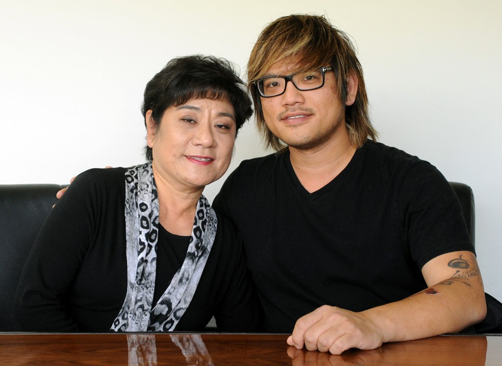 Top Chef Brian Huskey, right, and his mother Sookie Huskey. (Park Sang Hyuk) 