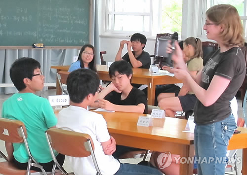 Korean education officials believes there's less need for native English teachers in Korea. (Yonhap)