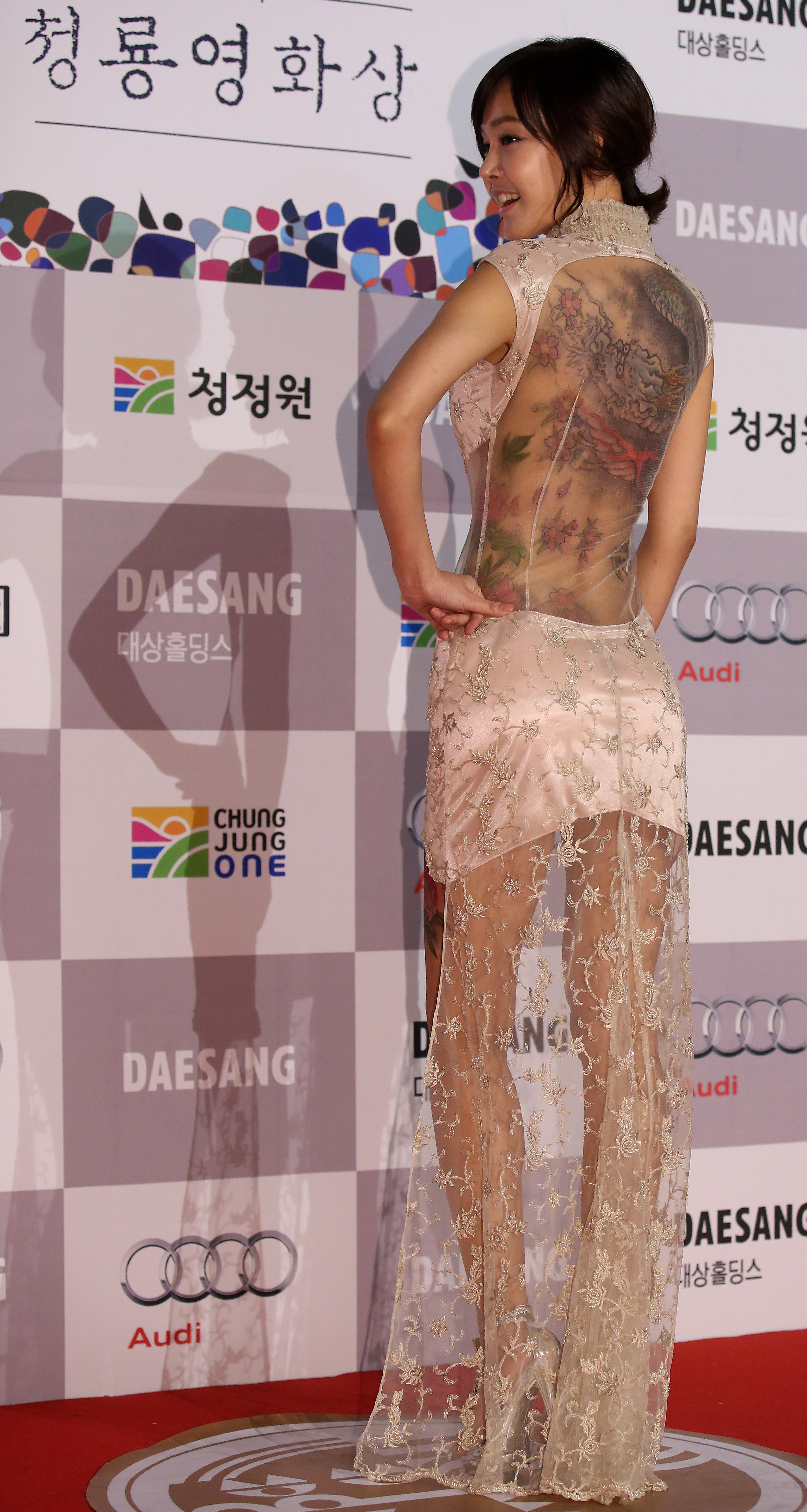 Red carpet looks from the Blue Dragon Awards – The Korea Times