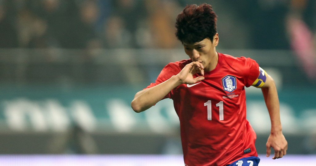 Korean midfielder Lee Chung-yong celebrates after scoring the match-winner in the 86th minute of a football friendly match between Korea and Switzerland at the Seoul World Cup Stadium, Friday. Korea claimed a 2-1 victory in the first clash between the two countries since Switzerland defeated Korea 2-0 in the final Group G match at the 2006 World Cup in Germany. / Yonhap