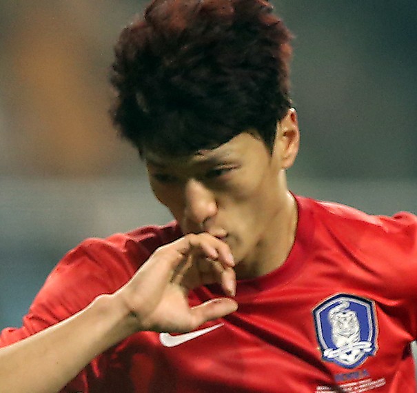 Korean midfielder Lee Chung-yong celebrates after scoring the match-winner in the 86th minute of a football friendly match between Korea and Switzerland at the Seoul World Cup Stadium, Friday. Korea claimed a 2-1 victory in the first clash between the two countries since Switzerland defeated Korea 2-0 in the final Group G match at the 2006 World Cup in Germany. / Yonhap