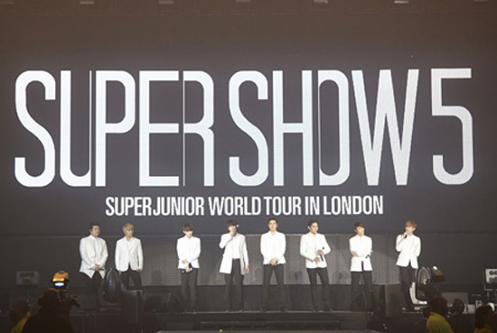 Members of K-pop boy band Super Junior perform during their first concert in London early last month. More than 10,000 fans from France, Germany, Poland, Hungary and other parts of Europe flocked to the Wembley Arena to see the much-anticipated event. (Korea Times file)