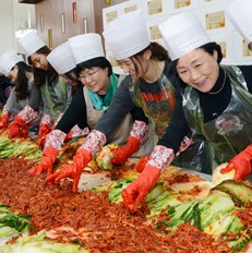 Students and graduates of Ewha Womans University make kimchi in this file phto taken in November last year at the school campus in northern Seoul.